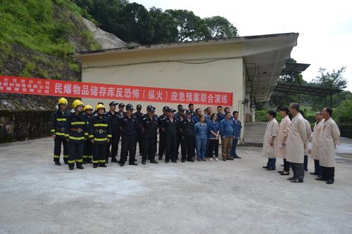 海峽科化龍巖三家單位聯合舉行民爆物品儲存反恐怖（縱火）應急預案演練。 葉莉攝[2].jpg