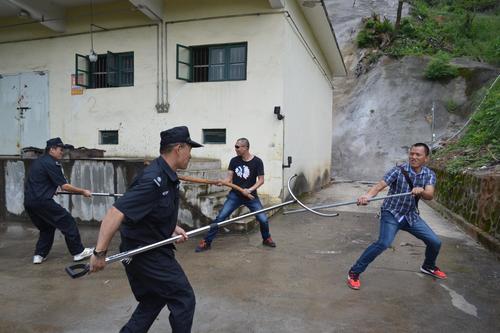 海峽科化龍巖三家單位聯合舉行民爆物品儲存反恐怖（縱火）應急預案演練。圖為保衛人員與暴恐嫌疑人搏斗��?葉莉攝[2].jpg