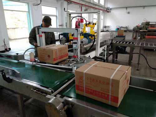 鐘強光：機修人員對乳化二車間成品輸送皮帶進行技術改裝.jpg