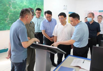 格式工廠省機電控股公司黨委副書記、總經理董飛龍，黨委委員、副總經理吳大文一行到海峽科化永安分公�?.jpg
